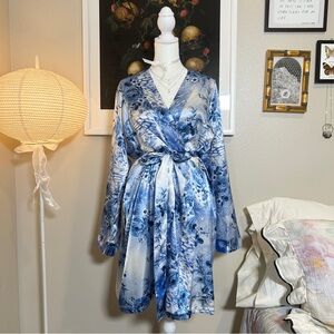 Morgan Taylor blue & white romantic floral satin robe L/XL